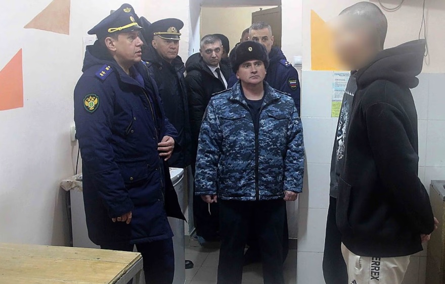 Η «μαύρη» φυλακή στην οποία κρατήθηκε η Ουκρανή δημοσιογράφος Βικτόρια Ρόσκινα: Η υποδοχή με ξυλοδαρμούς, τα βασανιστήρια και τα «ανθρώπινα έπιπλα» Η «μαύρη» φυλακή στην οποία κρατήθηκε η Ουκρανή δημοσιογράφος Βικτόρια Ρόσκινα: Η υποδοχή με ξυλοδαρμούς, τα βασανιστήρια και τα «ανθρώπινα έπιπλα»