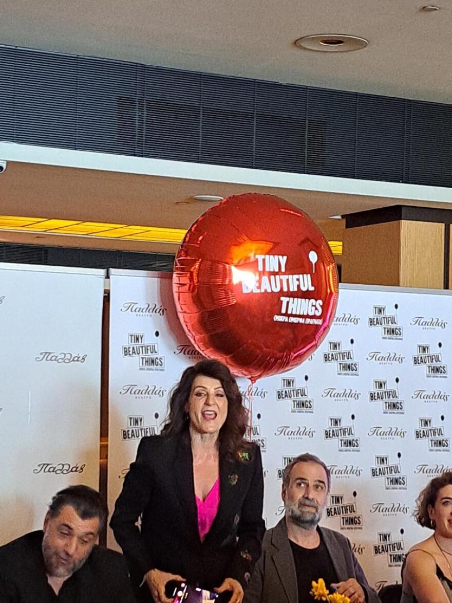 Νία Βαρντάλος: Στην Αθήνα για μια θεατρική παράσταση αλά ελληνικά  - Δείτε βίντεο και φωτογραφίες