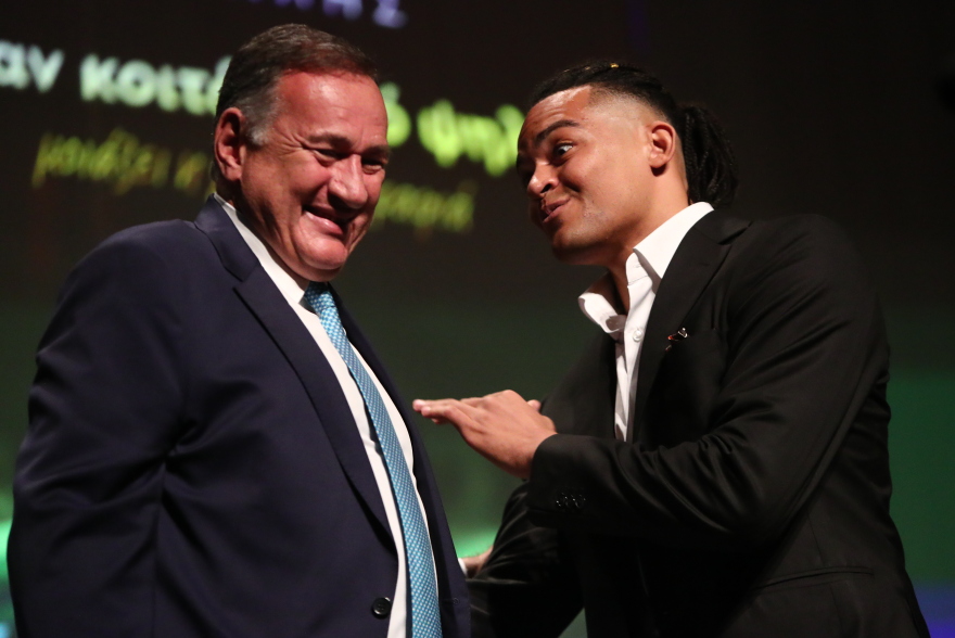 Πλήθος αθλητών και καλλιτεχνών στην παρουσίαση του βιβλίου για τον Εμμανουήλ Καραλή - Παρών και ο Μητσοτάκης