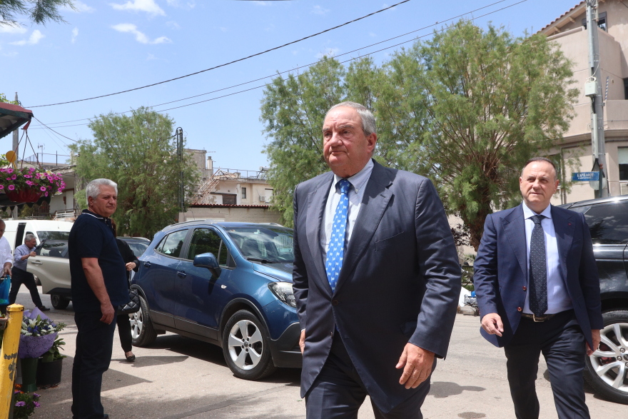 Πέτρος Μολυβιάτης: Με την ελληνική σημαία έφτασε η σορός για την κηδεία