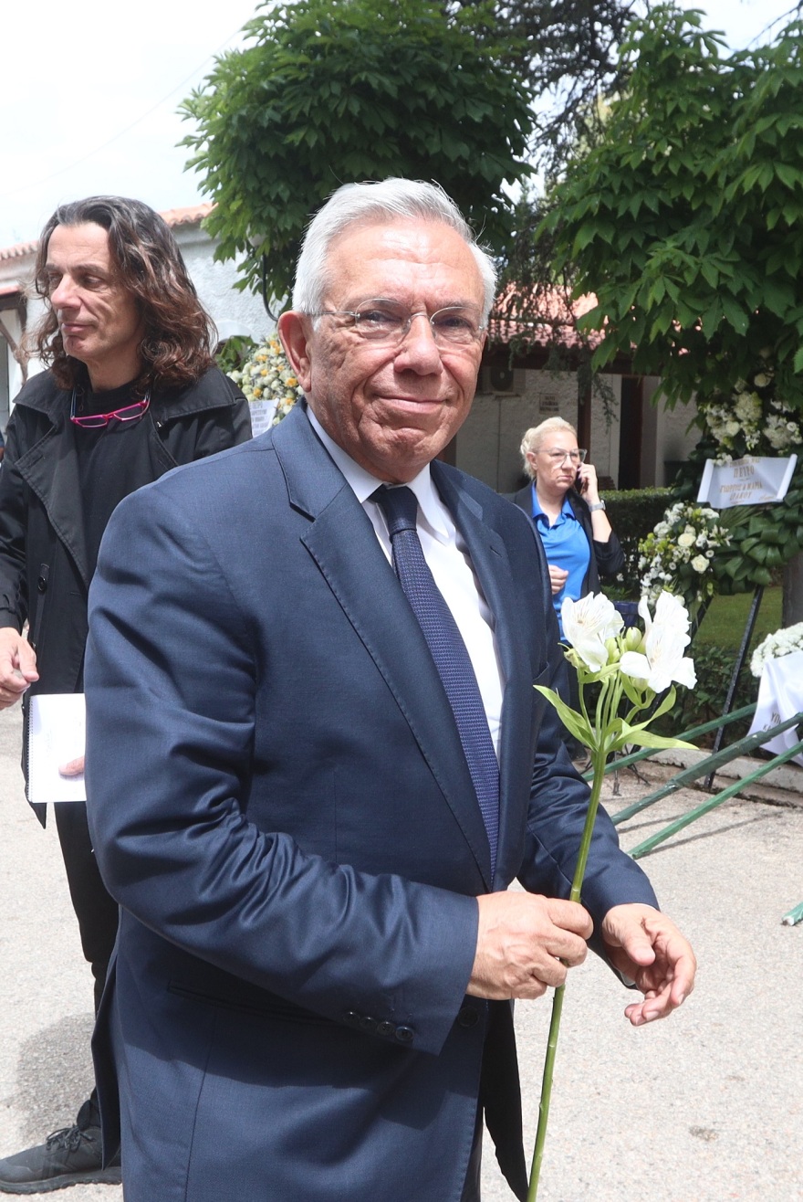Πέτρος Μολυβιάτης: Με την ελληνική σημαία η σορός για την κηδεία