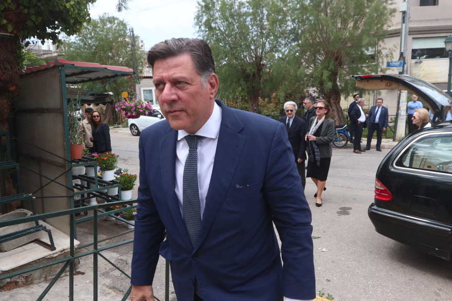 Πέτρος Μολυβιάτης: Με την ελληνική σημαία η σορός για την κηδεία