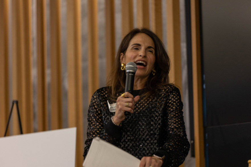 Ποια είναι η Κόνι Λοίζος, η ελληνικής καταγωγής δημοσιογράφος που μίλησε με τον Μητσοτάκη για τις επιχειρήσεις και την τεχνολογία