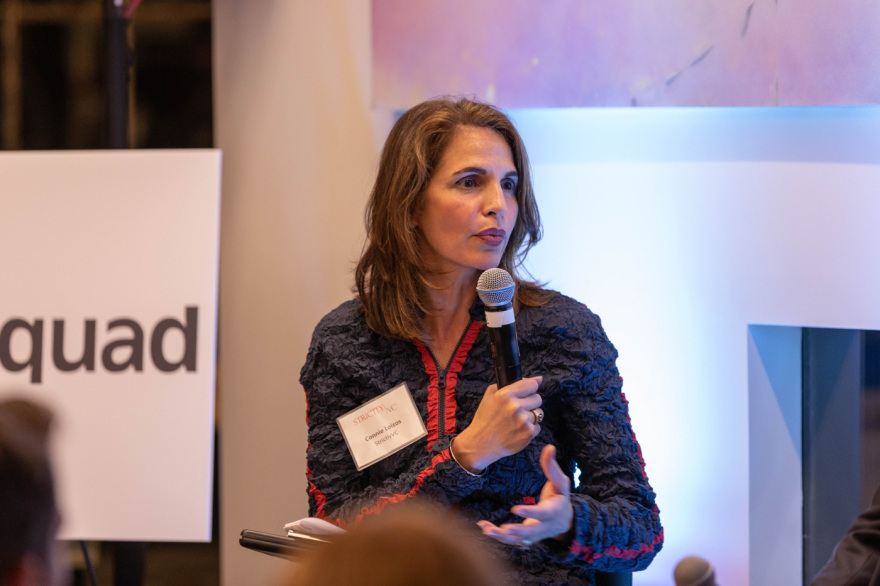 Ποια είναι η Κόνι Λοίζος, η ελληνικής καταγωγής δημοσιογράφος που μίλησε με τον Μητσοτάκη για τις επιχειρήσεις και την τεχνολογία