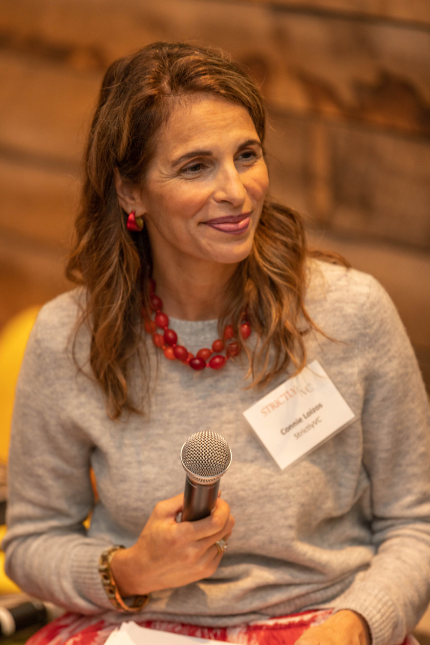 Ποια είναι η Κόνι Λοίζος, η ελληνικής καταγωγής δημοσιογράφος που μίλησε με τον Μητσοτάκη για τις επιχειρήσεις και την τεχνολογία