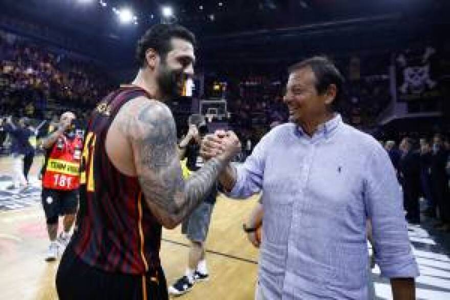 Στα Άνω Λιόσια ο Εργκίν Αταμάν, πανηγύρισε την πρόκριση της Γαλατάσαραϊ στον τελικό του BCL - Βίντεο 