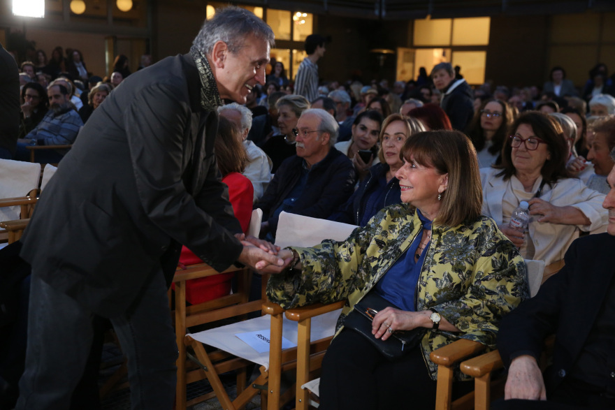 Η επανεμφάνιση του Διονύση Σαββόπουλου στην προβολή του χαμένου ντοκιμαντέρ του Λάκη Παπαστάθη - Δείτε βίντεο και φωτογραφίες