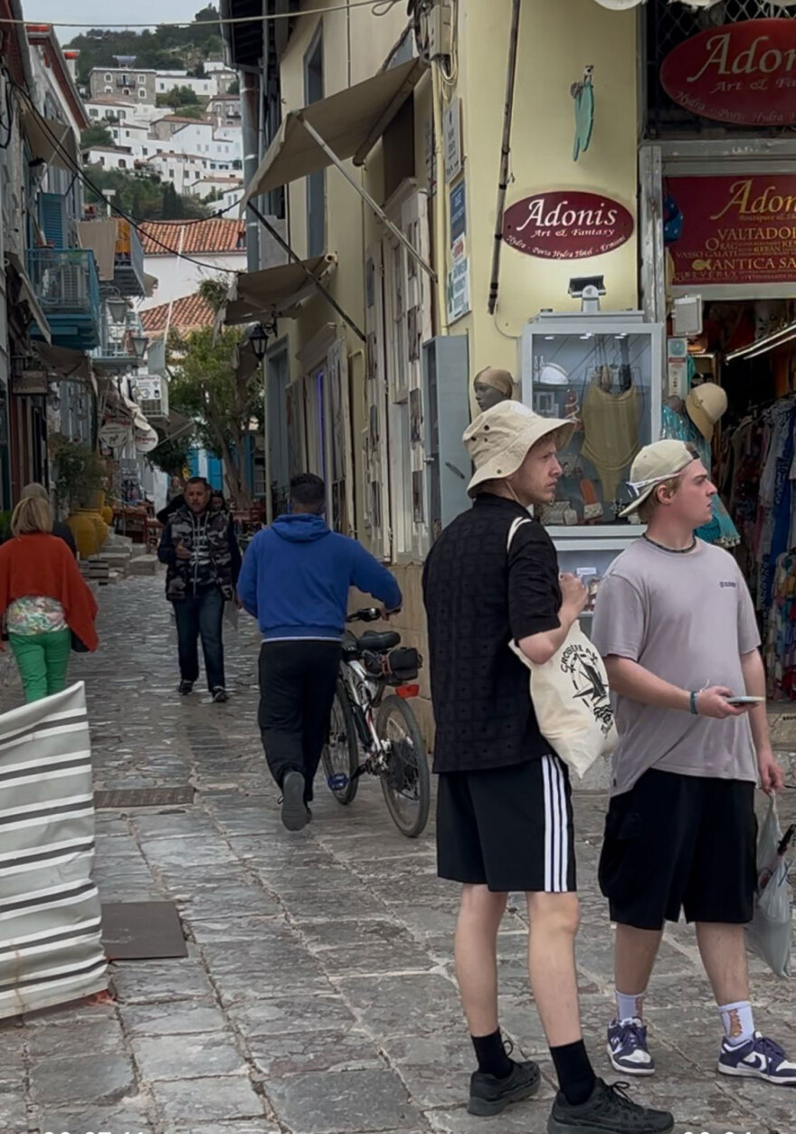 SOS για την Ύδρα: Παρά τον νόμο, «πλημμυρίζει» από αυτοκίνητα, μηχανάκια και ποδήλατα - Αδιαφορούν οι τοπικές Αρχές