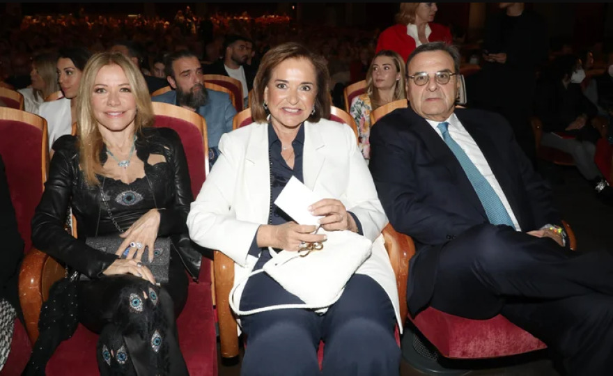 Νία Βαρντάλος: Λαμπερή πρεμιέρα για την παράσταση «αλά ελληνικά» που ανέβασε στο Θέατρο Παλλάς 