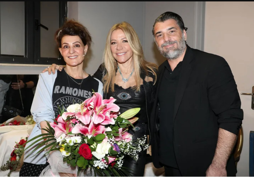 Νία Βαρντάλος: Λαμπερή πρεμιέρα για την παράσταση «αλά ελληνικά» που ανέβασε στο Θέατρο Παλλάς 