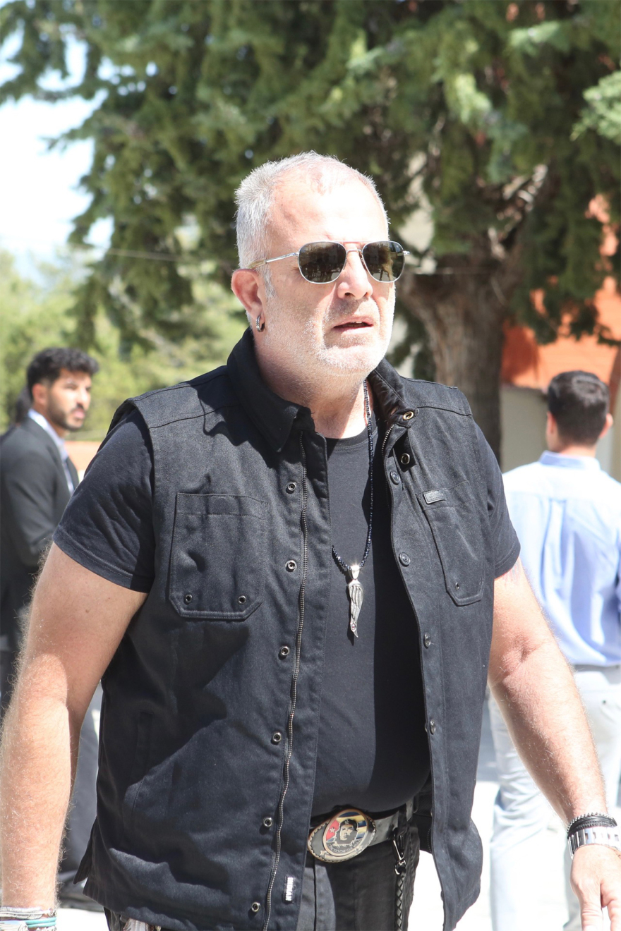 Νίκος Γαλανός - Κηδεία: Πλήθος κόσμου στο τελευταίο «αντίο» στον σπουδαίο ηθοποιό - Συγκινημένη η σύντροφός του, Έλενα Σαγανά
