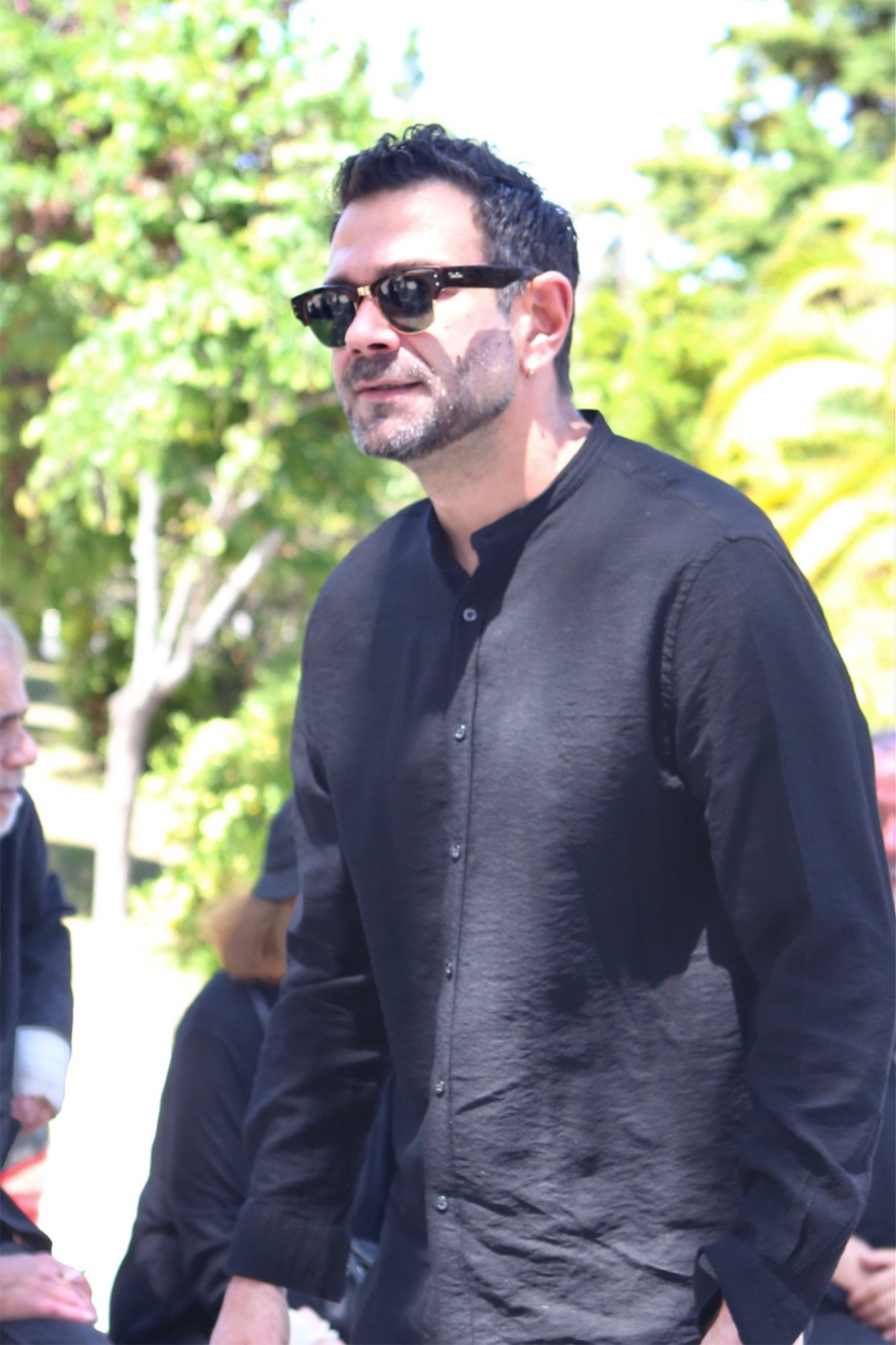 Νίκος Γαλανός - Κηδεία: Πλήθος κόσμου στο τελευταίο «αντίο» στον σπουδαίο ηθοποιό - Συγκινημένη η σύντροφός του, Έλενα Σαγανά