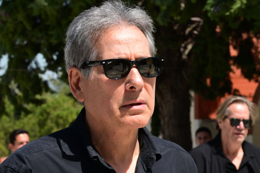 Νίκος Γαλανός - Κηδεία: Πλήθος κόσμου στο τελευταίο «αντίο» στον σπουδαίο ηθοποιό - Συγκινημένη η σύντροφός του, Έλενα Σαγανά