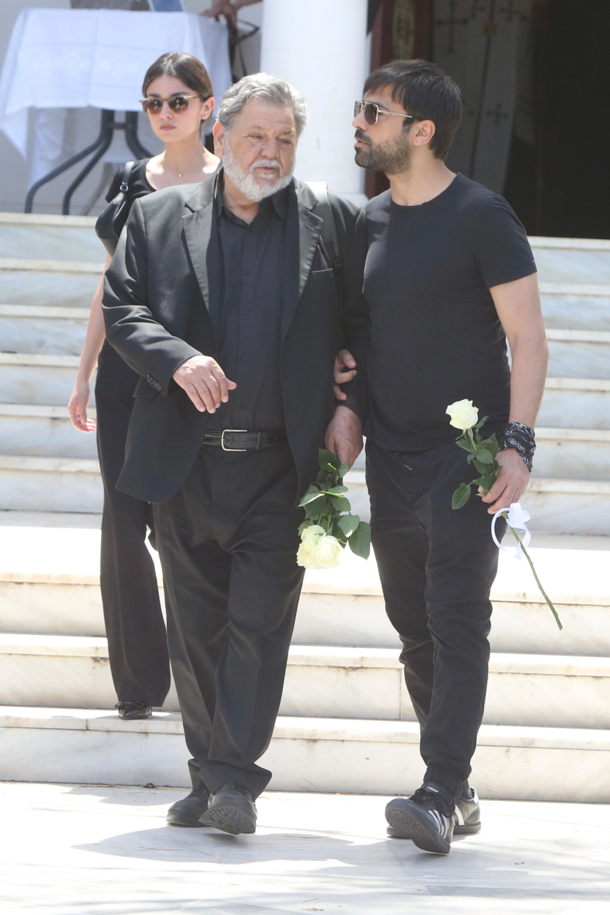 Νίκος Γαλανός - Κηδεία: Πλήθος κόσμου στο τελευταίο «αντίο» στον σπουδαίο ηθοποιό - Συγκινημένη η σύντροφός του, Έλενα Σαγανά
