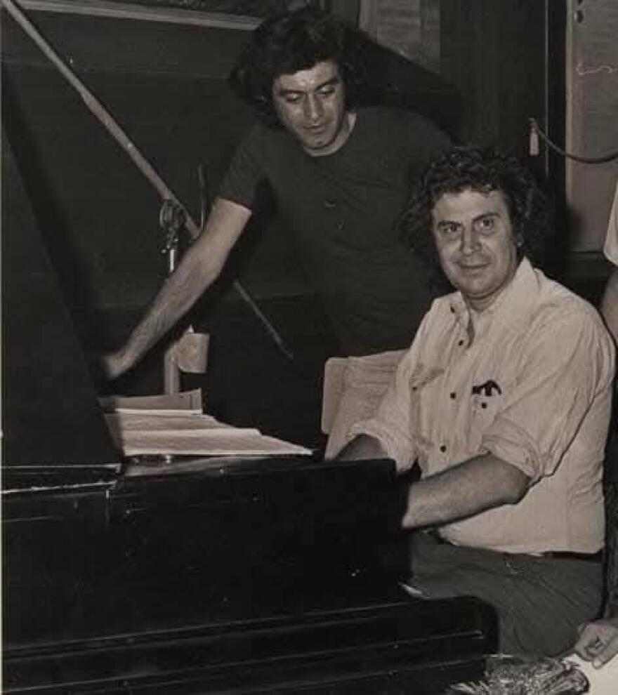 Αχιλλέας Θεοφίλου: Η ιστορία του ελληνικού τραγουδιού μέσα από το άλμπουμ της ζωής του