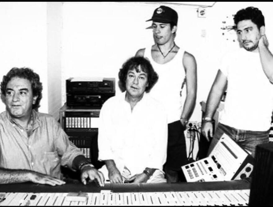 Αχιλλέας Θεοφίλου: Η ιστορία του ελληνικού τραγουδιού μέσα από το άλμπουμ της ζωής του