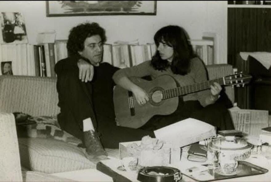 Αχιλλέας Θεοφίλου: Η ιστορία του ελληνικού τραγουδιού μέσα από το άλμπουμ της ζωής του