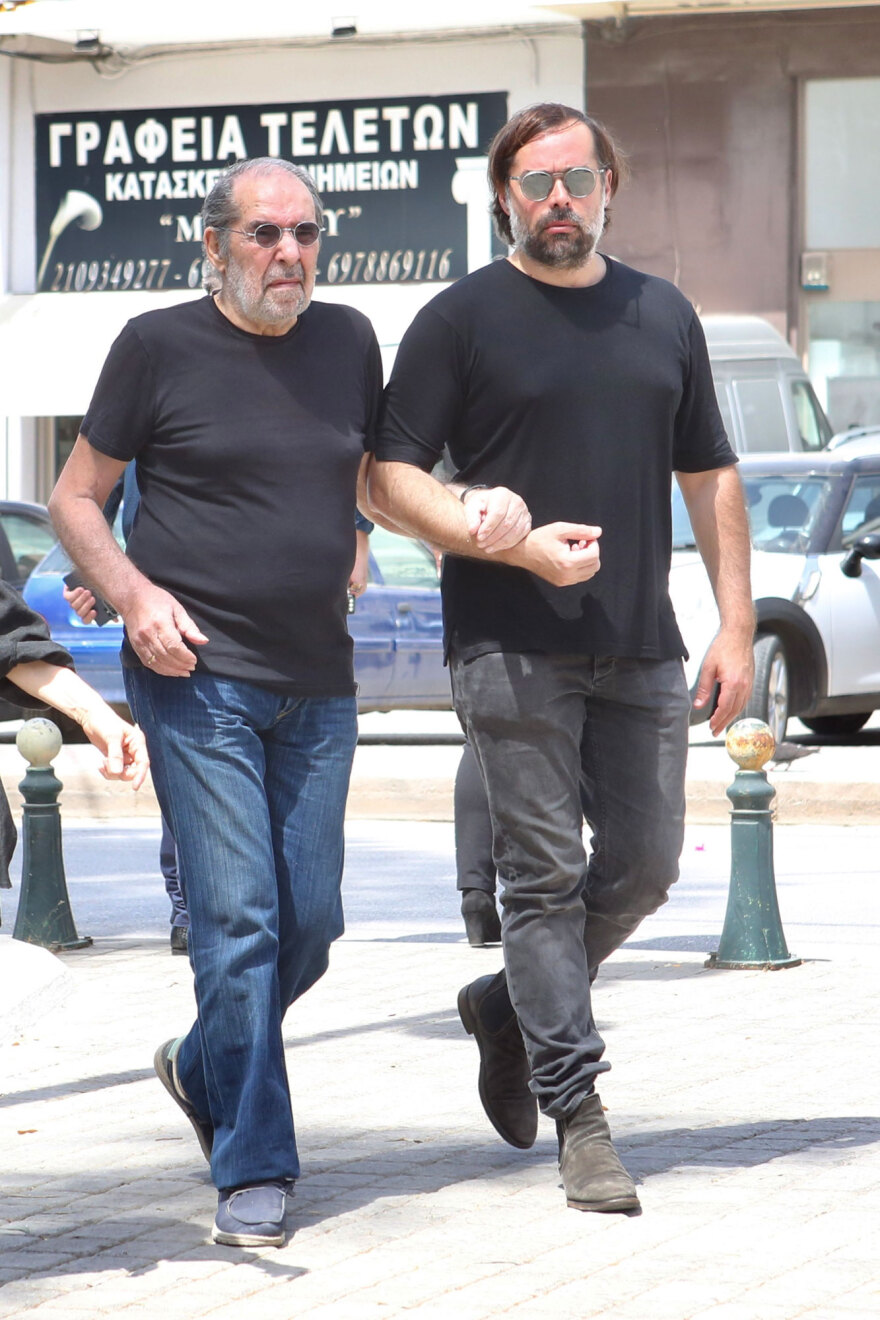 Αχιλλέας Θεοφίλου - Κηδεία: Το «ευχαριστώ» της Χαρούλας Αλεξίου - Συγγενείς και φίλοι αποχαιρετούν τον μουσικό παραγωγό