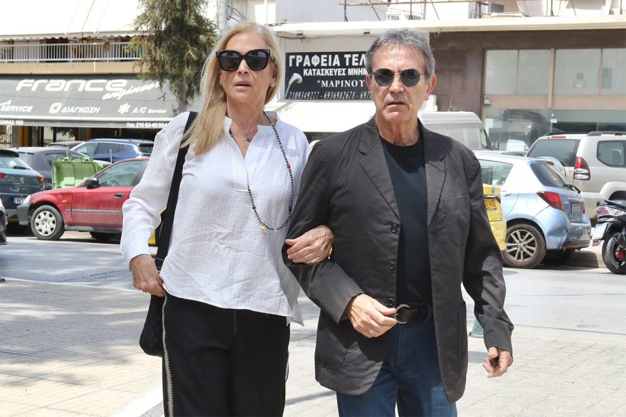 Αχιλλέας Θεοφίλου - Κηδεία: Το «ευχαριστώ» της Χαρούλας Αλεξίου - Συγγενείς και φίλοι αποχαιρετούν τον μουσικό παραγωγό