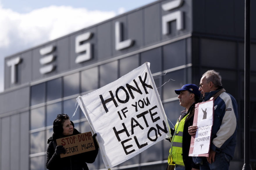 Βουτιά κάνουν οι πωλήσεις της Tesla στην Ευρώπη: Παρουσίασαν μείωση 49% τον Απρίλιο