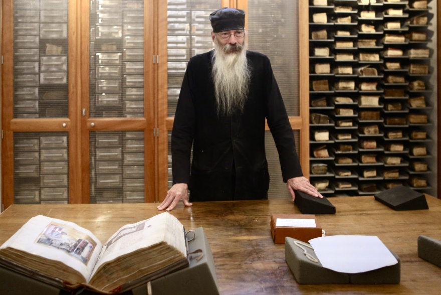 Μέσα στην αρχαιότερη βιβλιοθήκη της Ορθοδοξίας: Ο θησαυρός του Σινά με τα 3.500 σπάνια χειρόγραφα