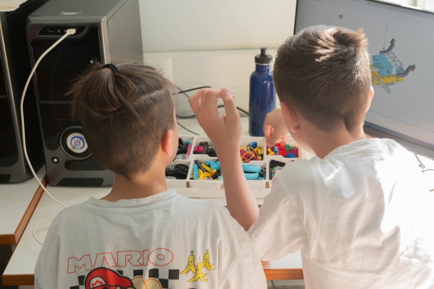 Ρομποτική, παιχνίδι και ομάδες: 40 μαθητές συμμετέχουν στο καινοτόμο «πρόγραμμα STEM και ήπιες δεξιότητες» στη Μαράσλειο