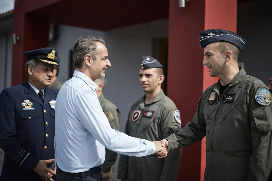  Στην 111 ΠΜ όπου υπηρέτησε ο Μητσοτάκης - Οι συνομιλίες με τους πιλότους και η πρόσκληση για πτήση με μαχητικό
