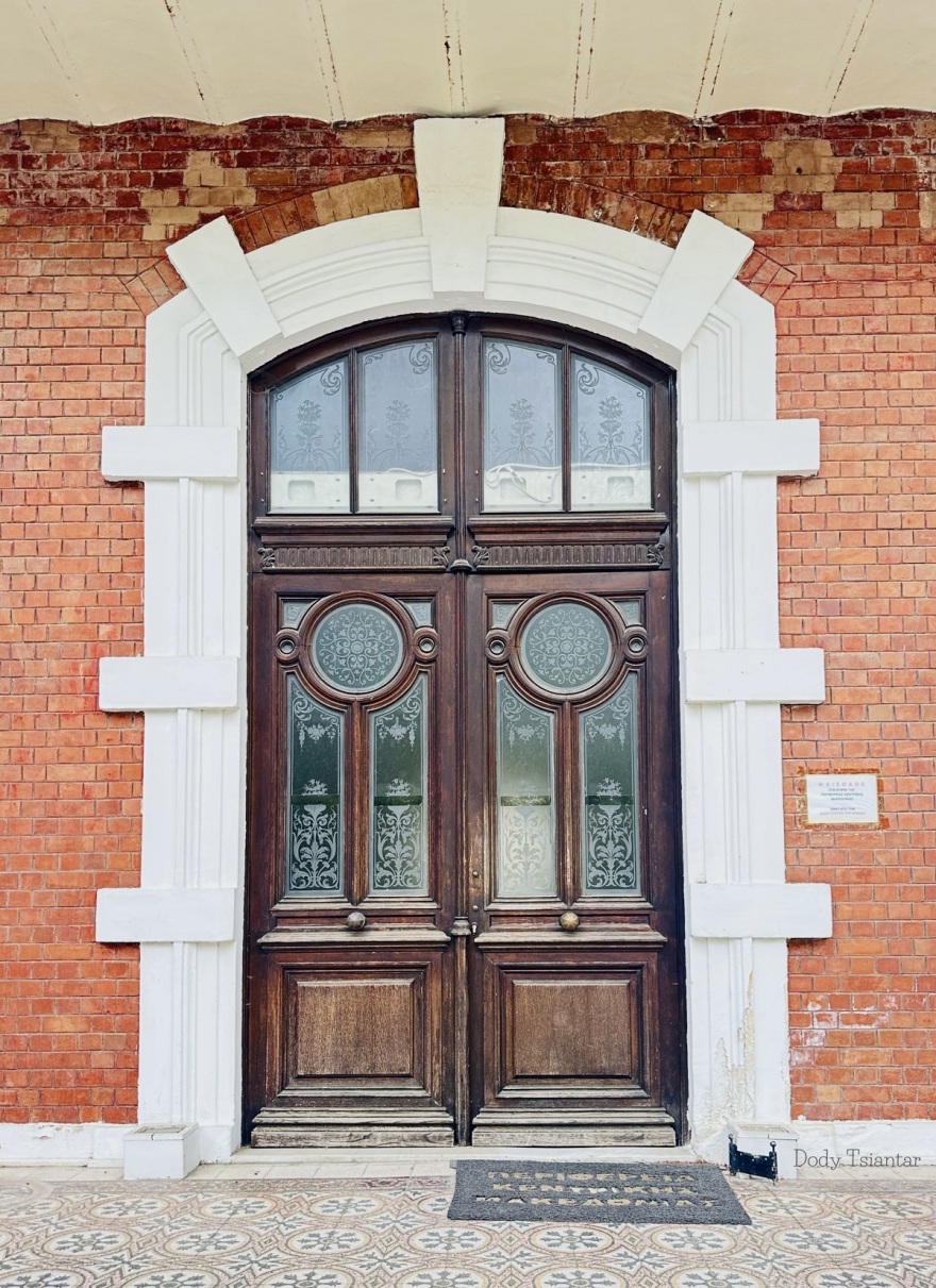 «Πόρτες της Θεσσαλονίκης»: Μια φωτογραφική διαδρομή στην ιστορία, την αύρα και την ατμόσφαιρα της «Νύμφης του Θερμαϊκού» από την Ελληνοαμερικανίδα δημοσιογράφο Ντόντι Τσιαντάρ
