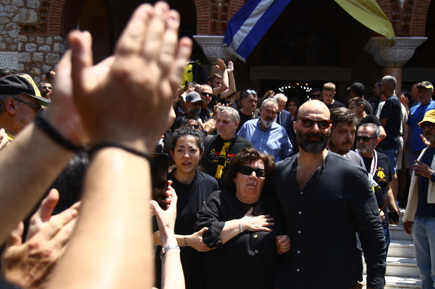 «Μήτσο γεια σου, ήρθαν τα παιδιά σου»: Το τελευταίο αντίο στον Δημήτρη Χατζηχρήστο - Συγκίνησε η γυναίκα του 
