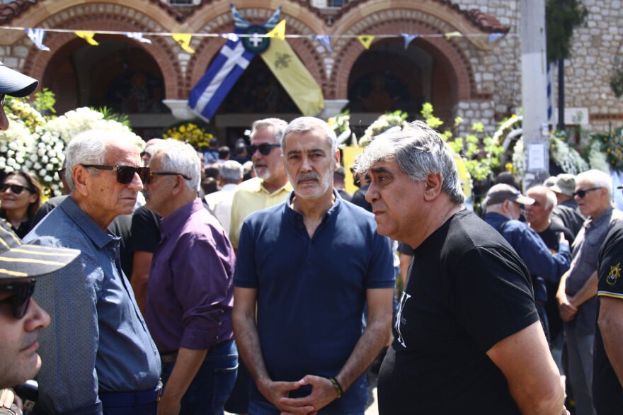 «Μήτσο γεια σου, ήρθαν τα παιδιά σου»: Το τελευταίο αντίο στον Δημήτρη Χατζηχρήστο - Συγκίνησε η γυναίκα του 
