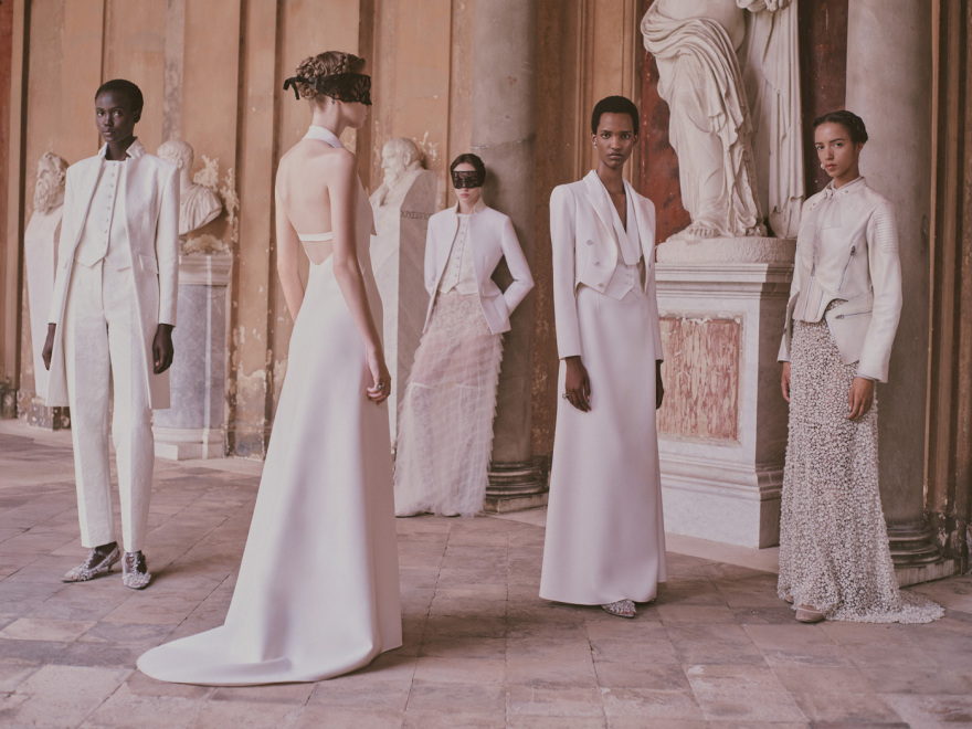 Η μεγάλη κυρία της μόδας Maria Grazia Chiuri «κρεμάει» τα ψαλίδια της