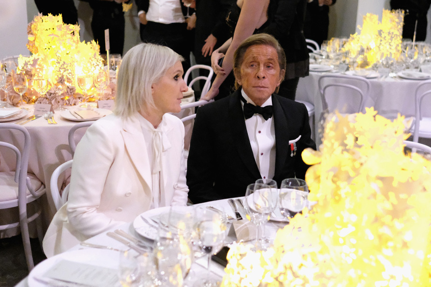 Η μεγάλη κυρία της μόδας Maria Grazia Chiuri «κρεμάει» τα ψαλίδια της