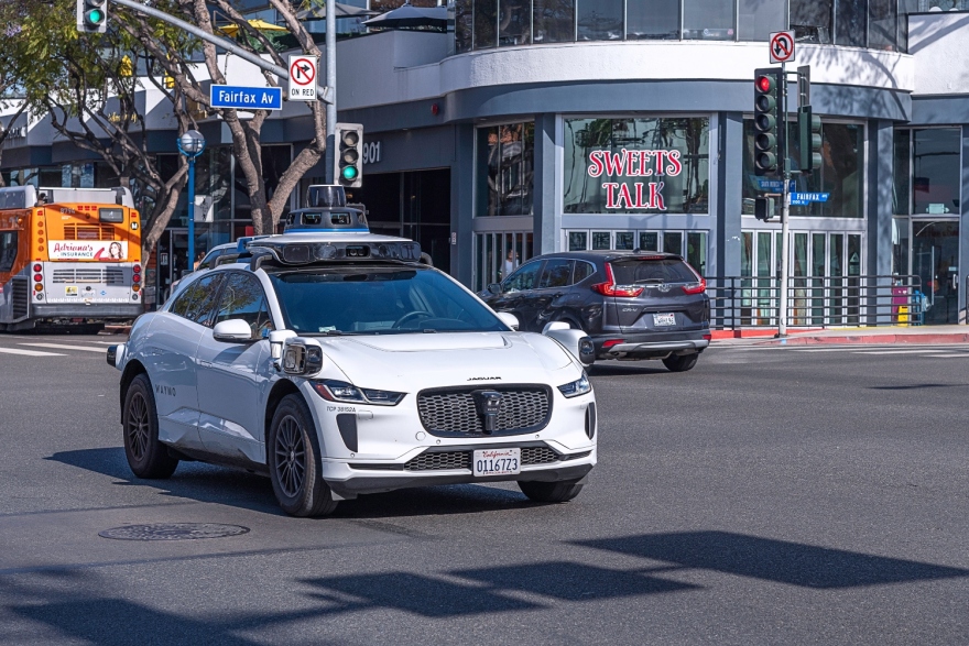 Χάος στο Λος Άντζελες: Τι είναι τα αυτόνομα οχήματα της υπηρεσίας ταξί Waymo που πυρπολούν οι διαδηλωτές