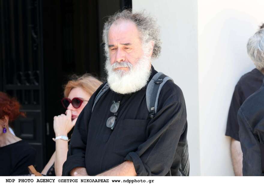 Πλήθος κόσμου στο τελευταίο «αντίο» στον Βασίλη Παπαβασιλείου
