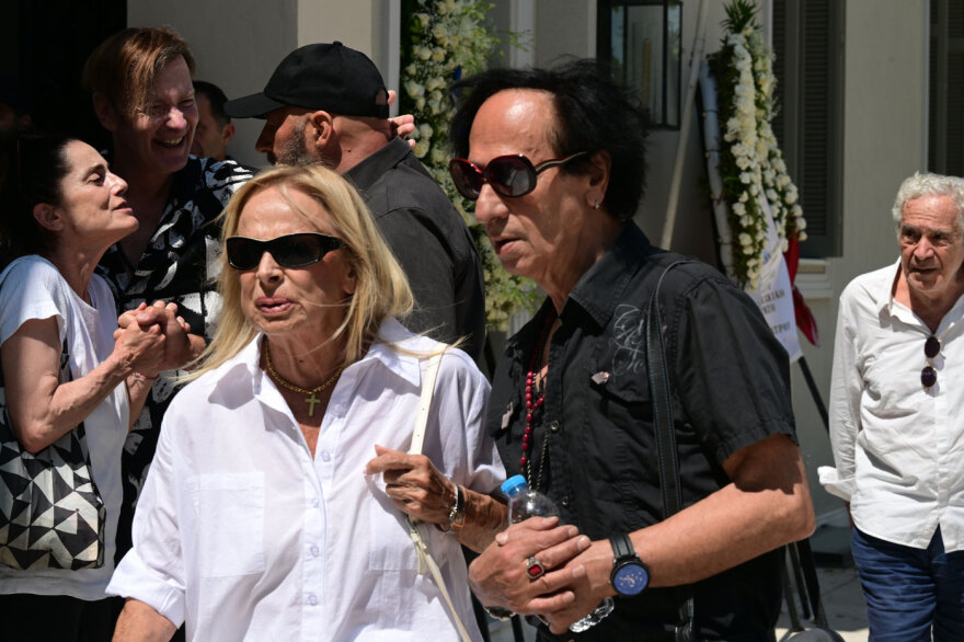 Πλήθος κόσμου στο τελευταίο «αντίο» στον Βασίλη Παπαβασιλείου
