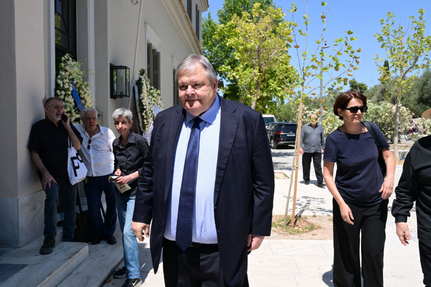 Πλήθος κόσμου στο τελευταίο «αντίο» στον Βασίλη Παπαβασιλείου
