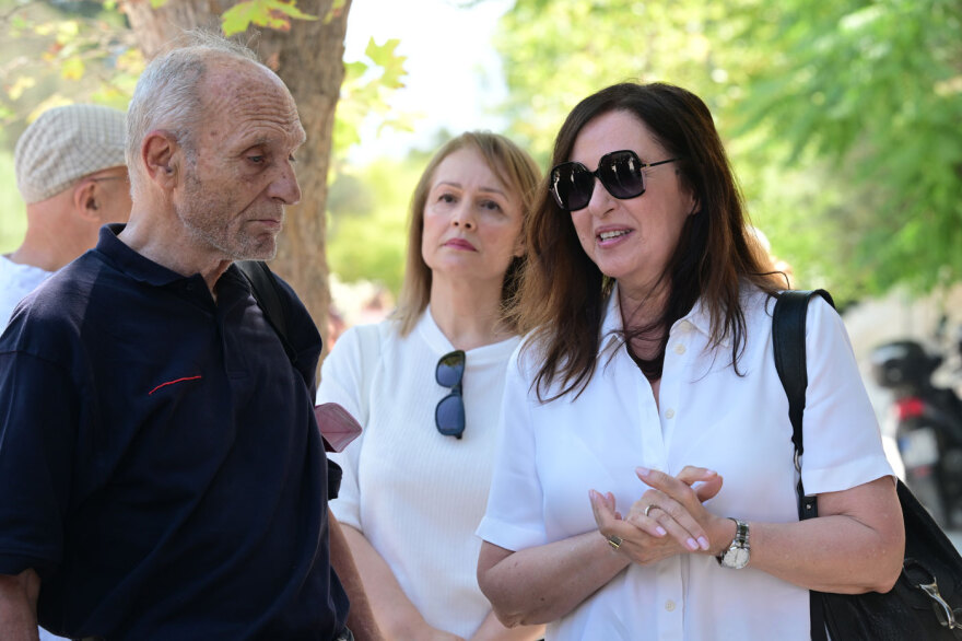 Πλήθος κόσμου στο τελευταίο «αντίο» στον Βασίλη Παπαβασιλείου
