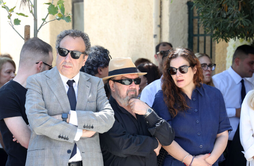 Πλήθος κόσμου στο τελευταίο «αντίο» στον Βασίλη Παπαβασιλείου
