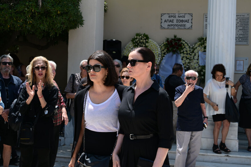 Πλήθος κόσμου στο τελευταίο «αντίο» στον Βασίλη Παπαβασιλείου
