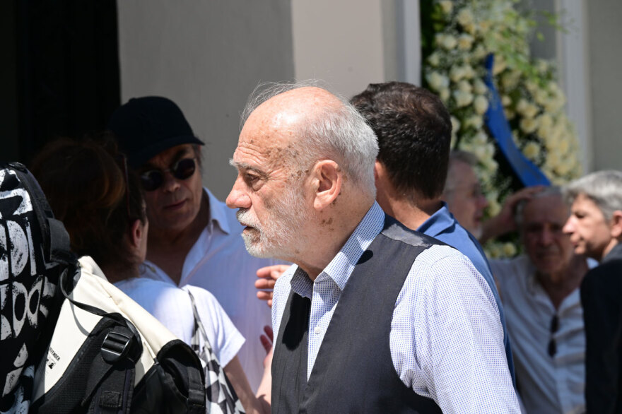 Πλήθος κόσμου στο τελευταίο «αντίο» στον Βασίλη Παπαβασιλείου
