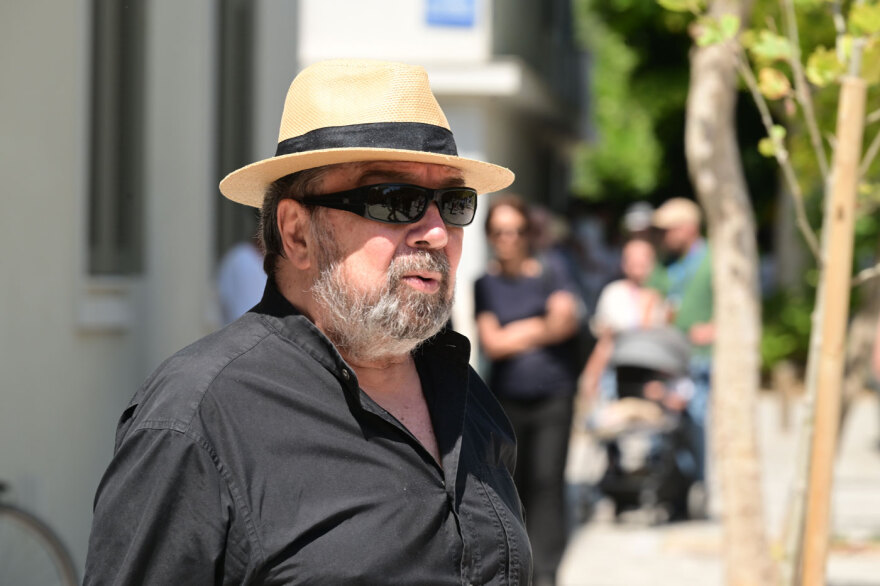 Πλήθος κόσμου στο τελευταίο «αντίο» στον Βασίλη Παπαβασιλείου