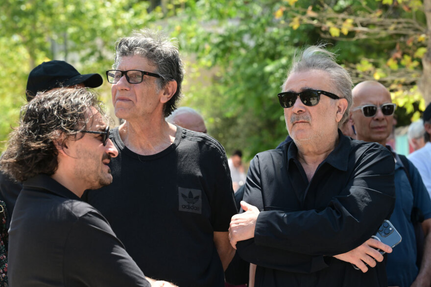 Πλήθος κόσμου στο τελευταίο «αντίο» στον Βασίλη Παπαβασιλείου
