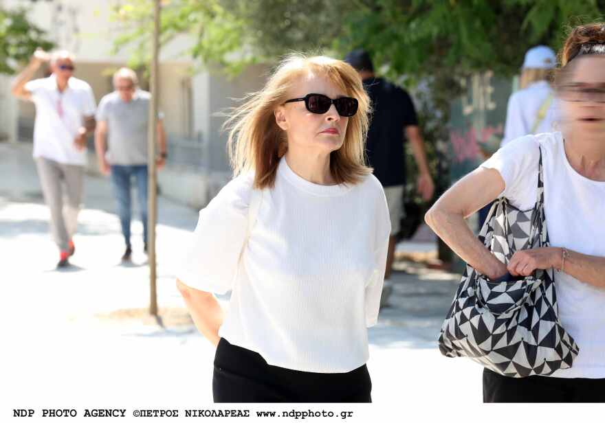 Πλήθος κόσμου στο τελευταίο «αντίο» στον Βασίλη Παπαβασιλείου
