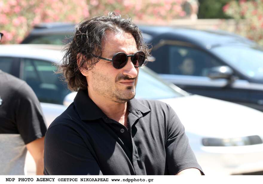 Πλήθος κόσμου στο τελευταίο «αντίο» στον Βασίλη Παπαβασιλείου
