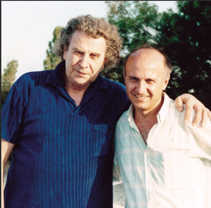 Μίκης Θεοδωράκης: Το άλμπουμ της ζωής του μέσα σε ένα νέο βιβλίο