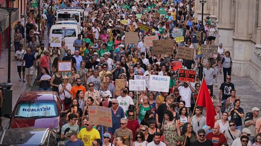 Η στιγμή που υπάλληλος ξενοδοχείου επιτίθεται σε διαδηλωτές που διαμαρτύρονταν κατά του υπερτουρισμού στη Βαρκελώνη - Δείτε βίντεο