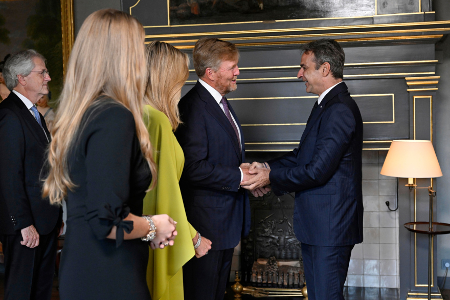 Στη σκιά του «θριαμβευτή» Τραμπ η Σύνοδος του ΝΑΤΟ - Το δείπνο στο παλάτι, το κοστούμι του Ζελένσκι και το χειροφίλημα του Μακρόν