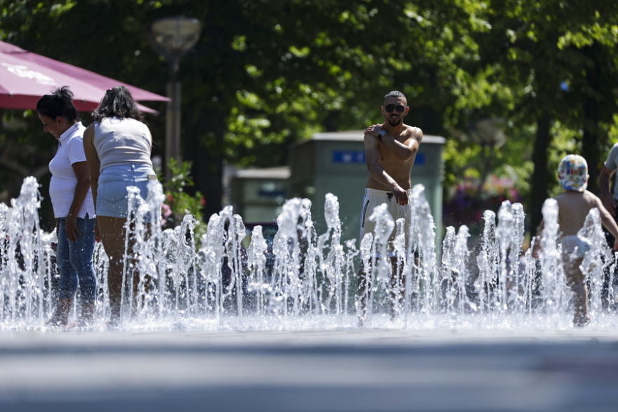 Καύσωνας σαρώνει την Ευρώπη: Κλείνουν σχολεία στη Γαλλία, περιορίζονται οι υπαίθριες εργασίες στην Ιταλία