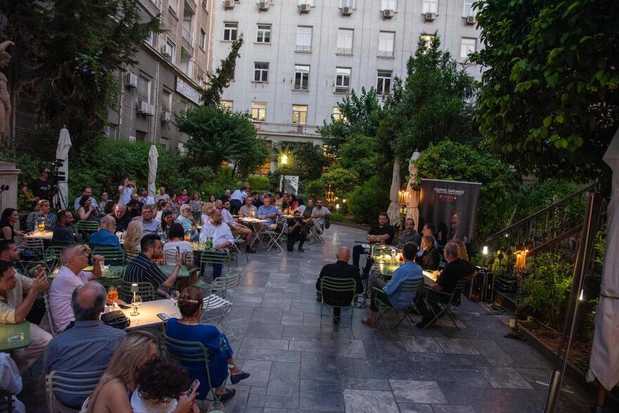 Σταύρος Ξαρχάκος: Παρουσίασε το άλμπουμ με τη ζωντανή ηχογράφηση του «Ρεμπέτικου»