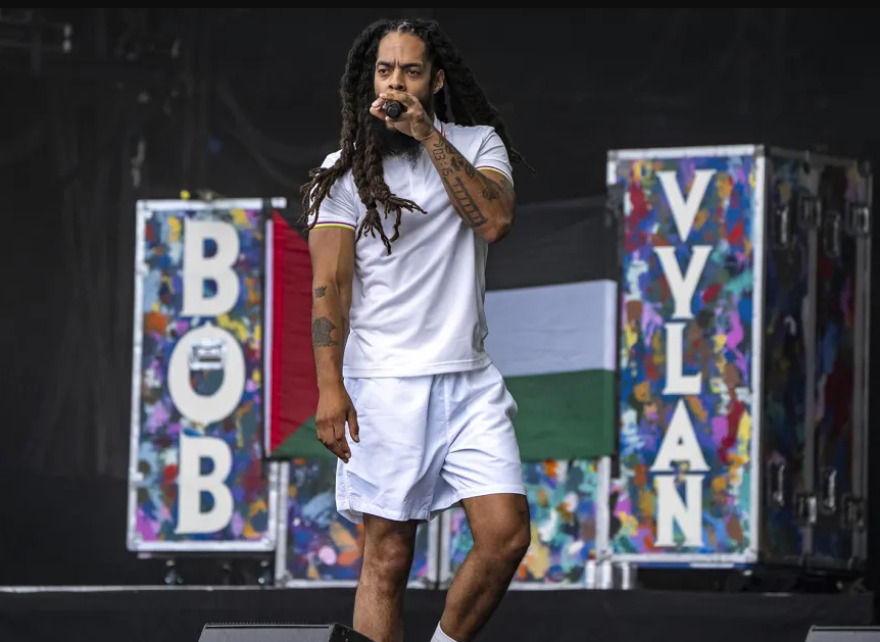  Bob Vylan: Στην Αθήνα απόψε το συγκρότημα που προκάλεσε διπλωματικό επεισόδιο με συνθήματα εναντίον του Ισραήλ